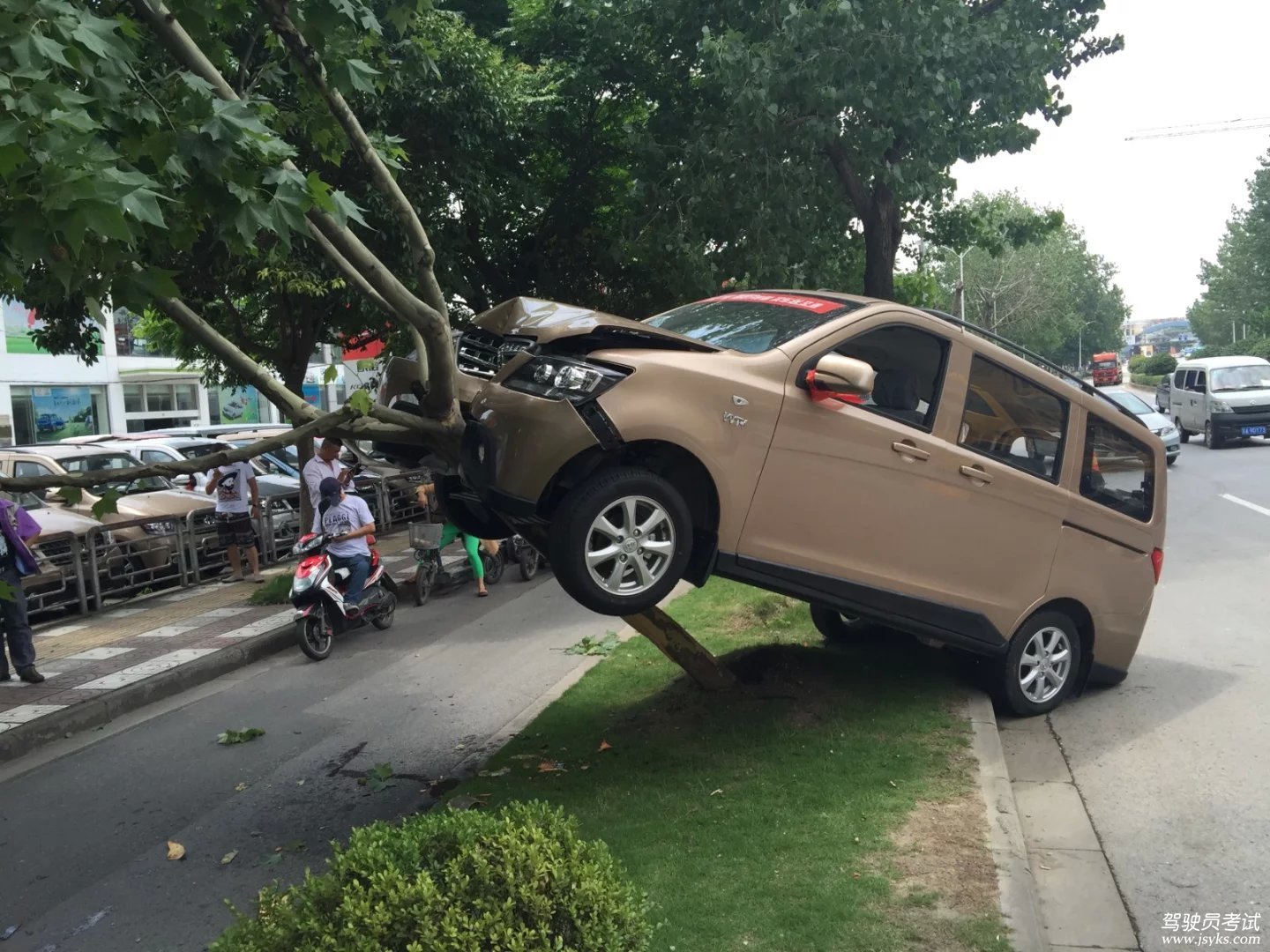 广西柳州男子把车开上别人家房顶 接下来举动错上加错_社会_长沙社区通