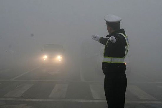 雨雾霾天驾驶提示一:正确使用汽车灯光