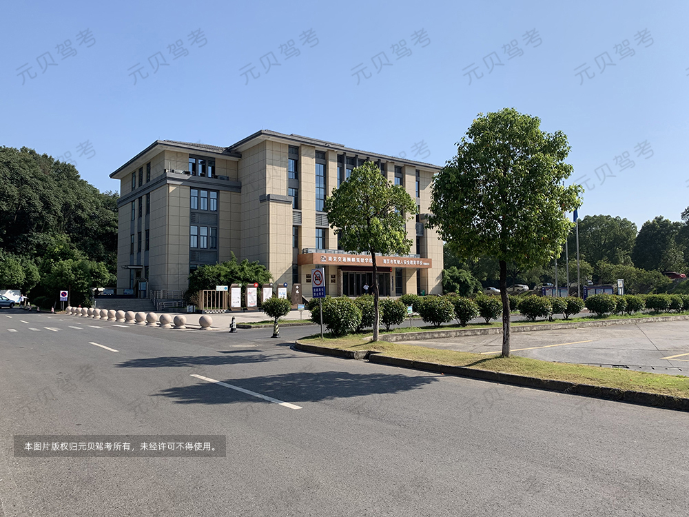 科目三路考离合器和油门怎么配合