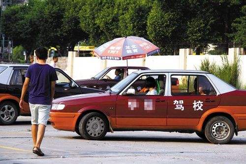 学员:“教练,为何我科三上路总跑偏?”