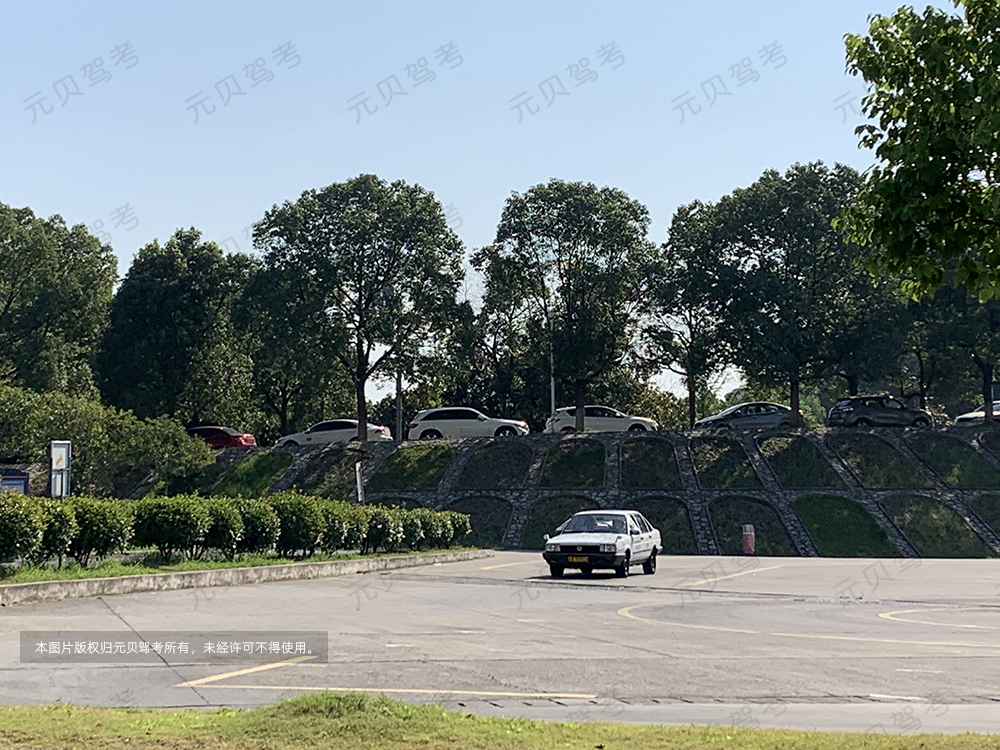 坡道定点停车与起步图解  这么做想熄火都难