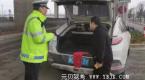 网约车司机为违停接客耍起小聪明 结局“杯具”了